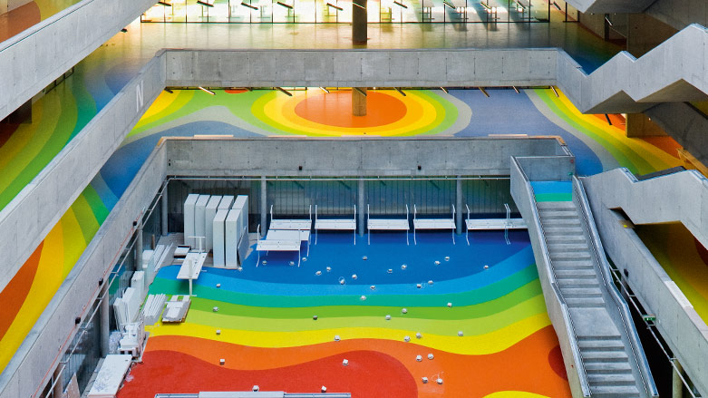 Regnbuemønstret gummibelægning til gulve i større atrium