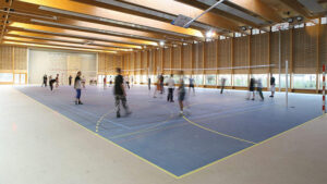 Blåt sportsgulv i sporthal hvor der bliver spillet volleyball