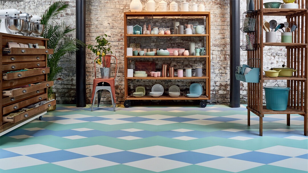 LVT gulv med mønster af firkanter i interiør butik