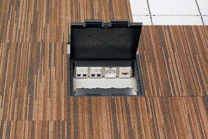 Stikdåser i et gulv til kabelføring