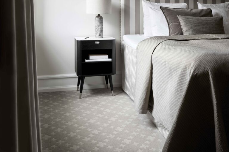Ege gulvtæppe i mønstret grå fra Erhvervsgulve/Inbogulve Erhverv i hotelværelse