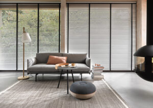 Luxaflex gardiner i erhvervslokale med sofa og puf